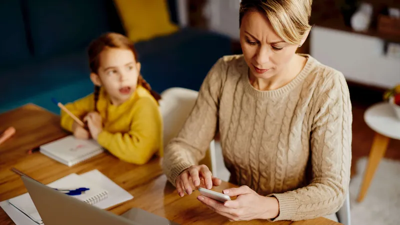 În ce zi din septembrie intră indemnizațiile de creștere copil pe card? Foto: Freepik (fotografie cu caracter ilustrativ)