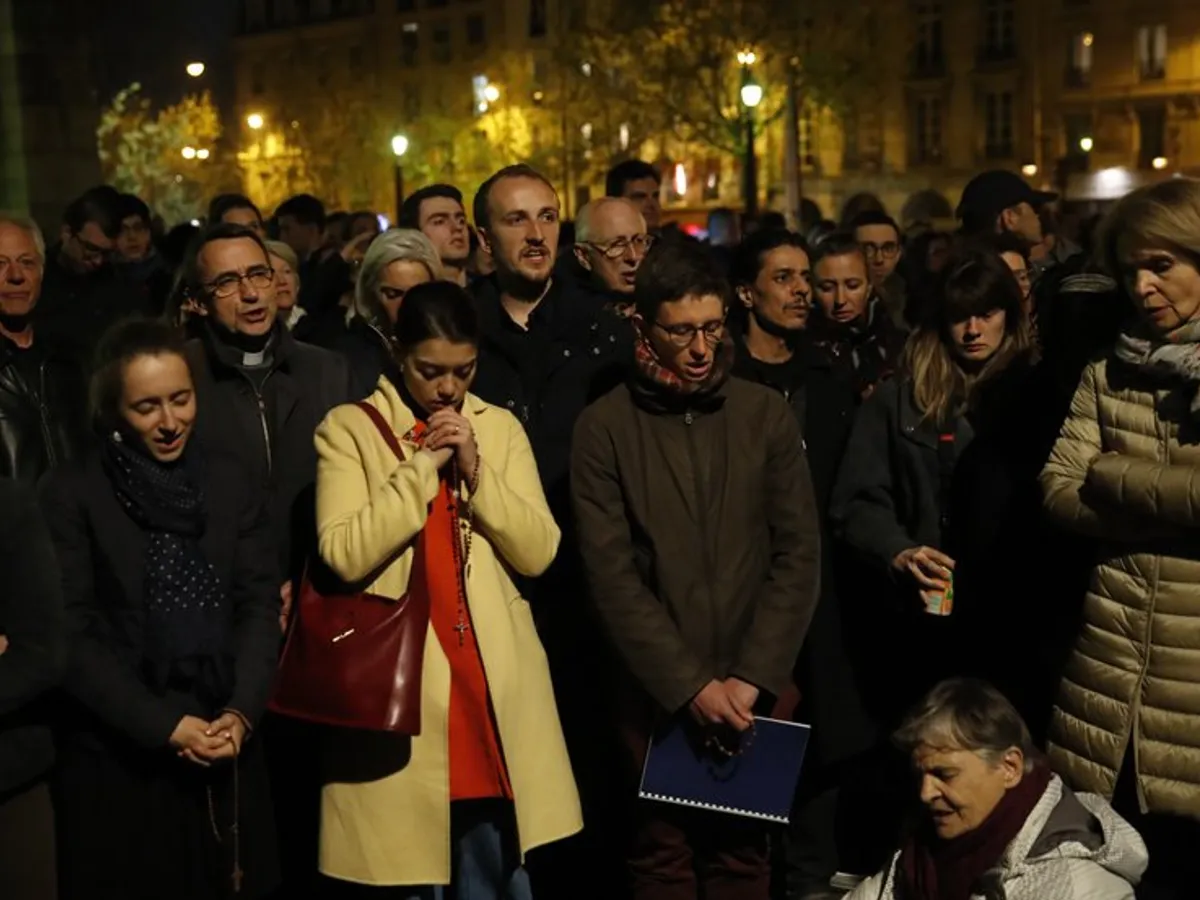 Oamenii se roagă pentru Notre Dame. Sursa: Associated Press