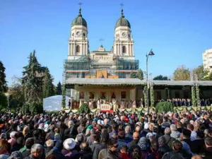 Mii de enoriași s-au îmbulzit la sfințirea unei biserici din Teleorman, ignorând măsurile sanitare/FOTO: Facebook/BOR