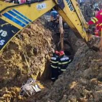Accident de muncă mortal! Un bărbat a căzut în canalul pe care îl săpa și s-a prăbușit pământul - Foto: ISU Bistriţa Năsăud