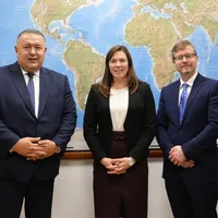 Președintele CCIR, Mihai Daraban, adjunctul Ambasadorului SUA în România, Michael L. Dickerson, și consilierul economic ,Kimberly Barr Foto: CCIR