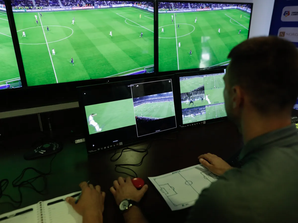 Arbitru VAR - FOTO Inquam Photos / George Călin