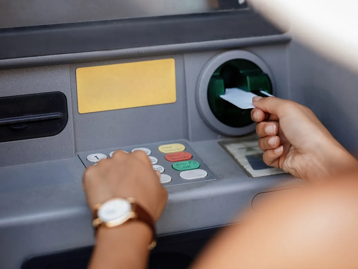 Când scoți bani de la bancomat trebuie să ai ghijă ce faci cu datele - Foto: Freepik/Drazen Zigic (rol ilustrativ)