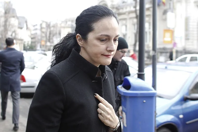Alina Bica, în 2016, sosind la un termen în procesul ei, la Înalta Curte - Foto: INQUAM PHOTOS/Octav Ganea