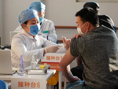 Numai la Beijing peste 73.000 de persoane au primit deja prima doză de vaccin de vineri până duminică/FOTO: xinhuanet.com