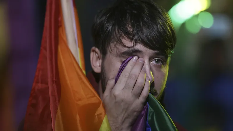 Un tânăr din comunitatea LGBT se bucură când află că referendumul pentru căsătorie, inițiat de CpF, considerat restrictiv, se bucură. FOTO: Inquam Photos - Octav Ganea