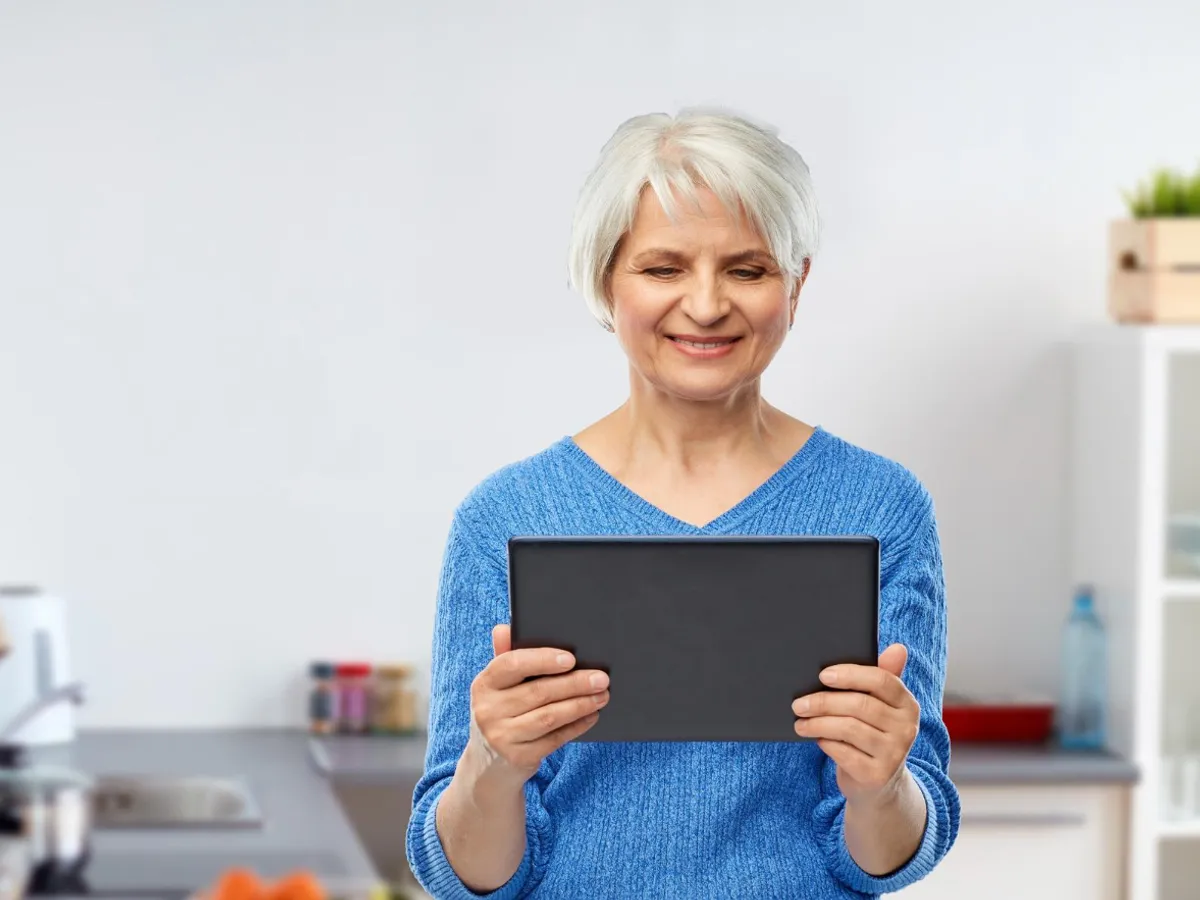 Pensionară la pensie - Foto: Freepik
