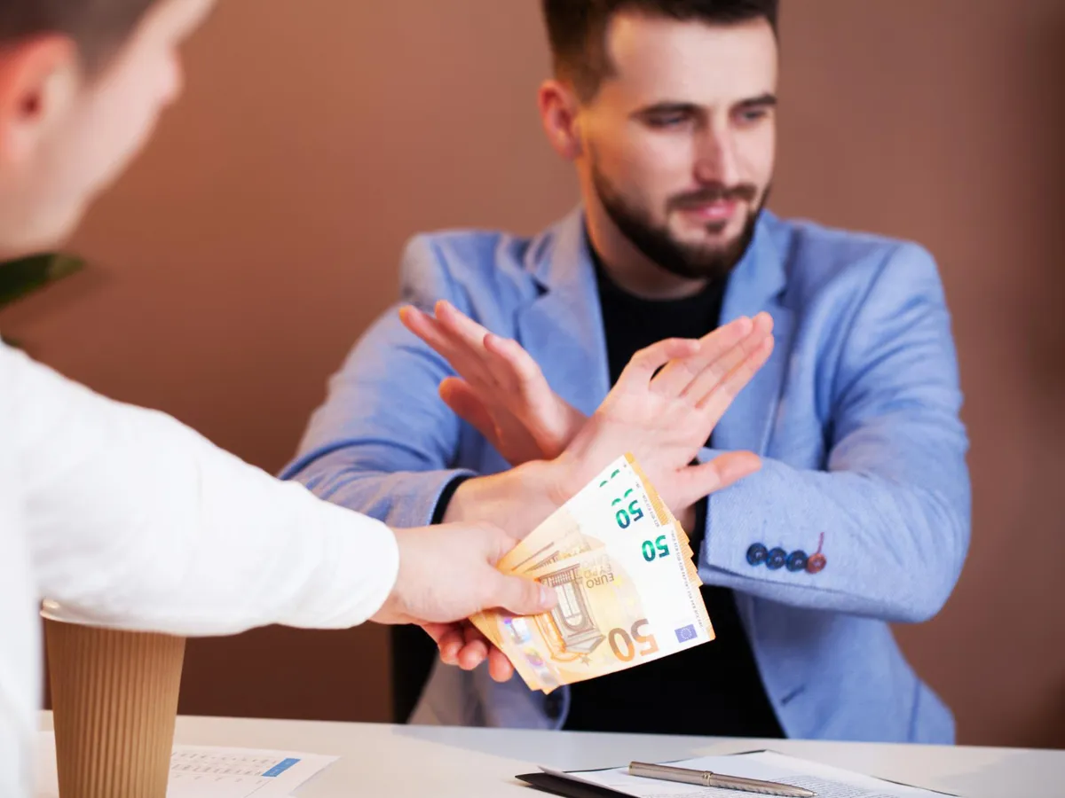 Șpagă de 50.000 euro la ANAF. Doi șefi, sub control judiciar pentru influențarea dosarelor de insolvență