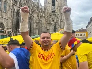 ”Cel mai mare fan al României” a venit cu ambele mâini și un picior în ghips la meciul cu Austria