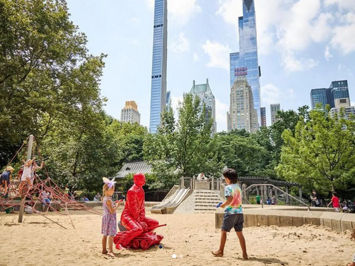 Vladimir Putin, călare pe un tanc în Central Park din New York. / Foto: @jamescolomina, Instagram