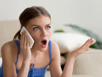 O femeie vorbește la telefon - Foto: Freepik (rol ilustrativ)