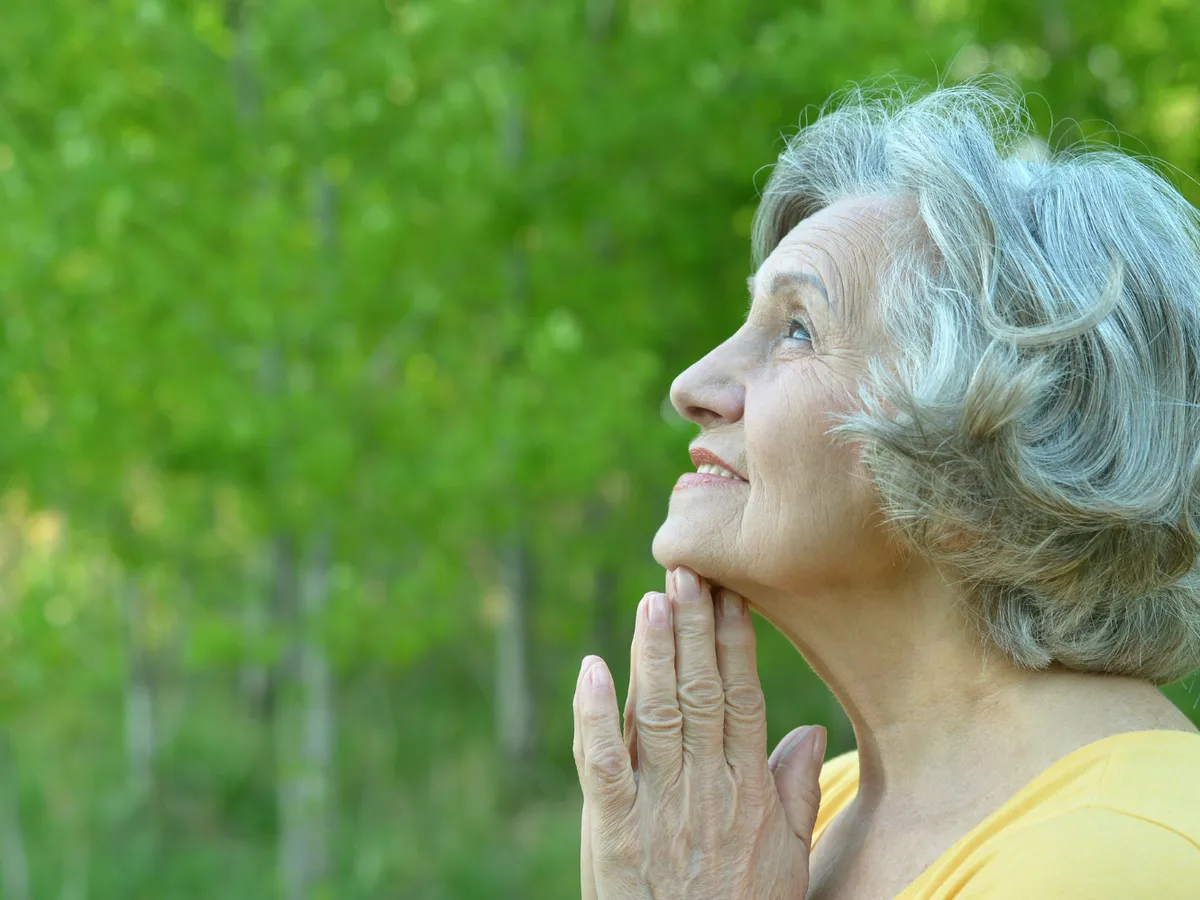 |Pensionară la pensie în parc - Foto: Freepik