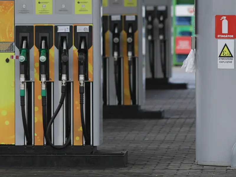 Prețul barilului de petrol a sczăut sub 100 $, dar motorina costă tot peste 8,2 lei/litru în România Foto: INQUAM Photos/ Octav Ganea