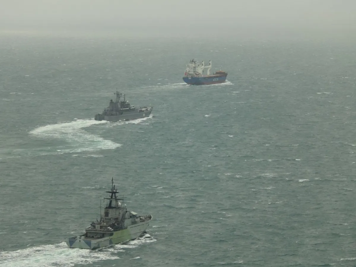 Nava britanică HMS Tyne urmăreşte nava militară Aleksandr Shabalin şi cargoul sancţionat MV Sabetta - Foto: Profimedia Images (Imagine cu caracter ilustrativ)
