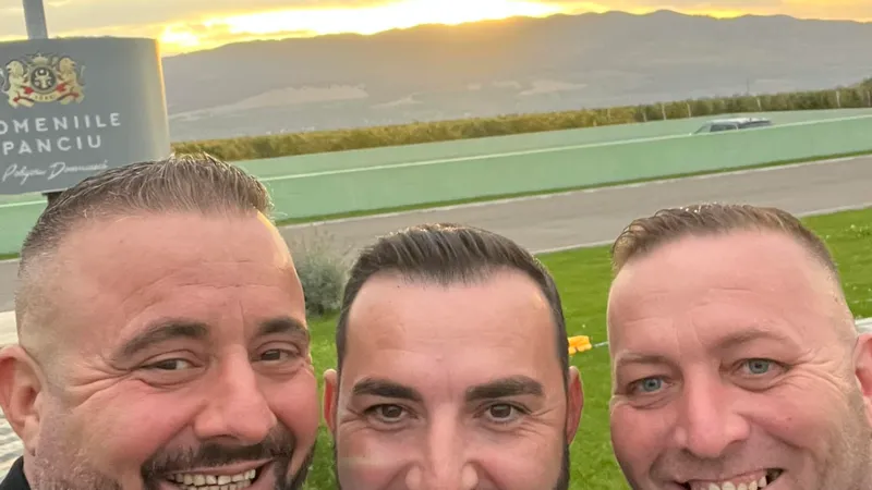 Iulian Cârlogea (centru) și Viorel Cârlogea (dreapta). Sursa foto: Facebook
