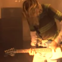 Chitara lui Kurt Cobain din videoclipul „Smells Like Teen Spirit”, vândută cu 4,5 mil. $. / Foto: metalsucks.net