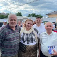 Șoșoacă și candidatul Marin Senior, în dreapta imaginii, cu limba scoasă Foto: Facebook