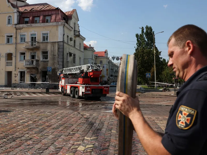 Un pompier ucrainean lucrează la locul unde a avut loc un atac cu rachete în Cernihiv, pe 19 august 2023 - Foto: Profimedia Images