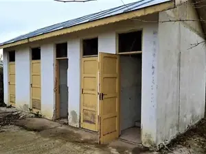 România luptă de 12 ani cu toaletele din curtea școlii. În 3 ani au renovat 5. Mai sunt 200 - Foto: Captură video