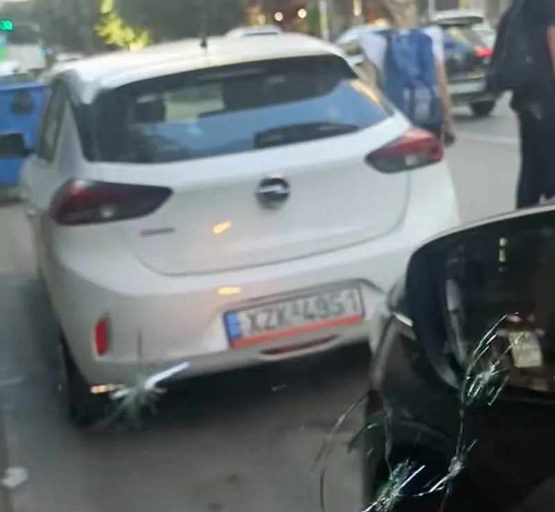 Mașina unui român, spartă în Salonic - Foto: captură video
