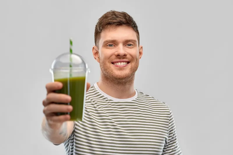 Bărbat care bea smoothie verde - Foto: Freepik (rol ilustrativ)