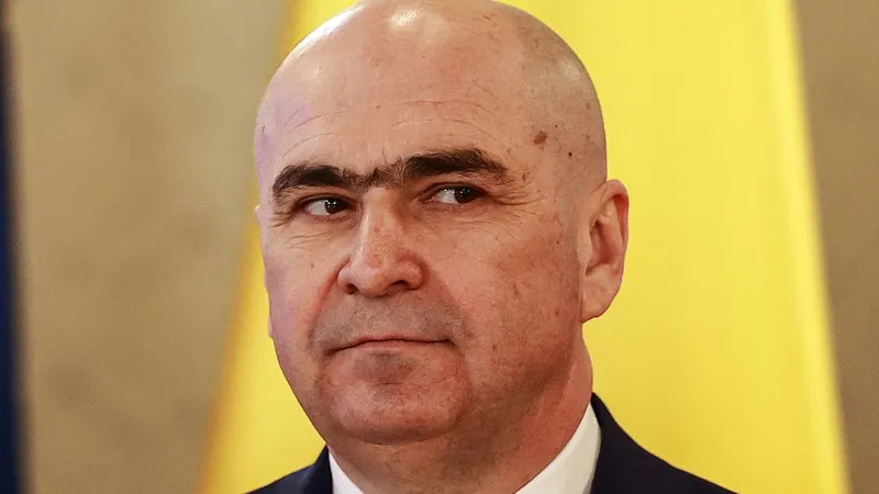 Președintele interimar Ilie Bolojan îl decorează pe Gheorghe Hagi - Foto: INQUAM PHOTOS/Cosmin Enache