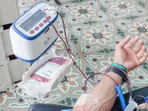 Colector de sânge ataşat de braţul unui donator - Foto: Pexels/FRANK MERIÑO