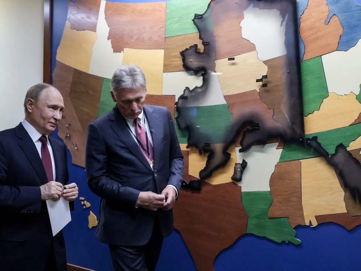 Vladimir Putin și Dimitri Peskov - Foto: Profimedia images