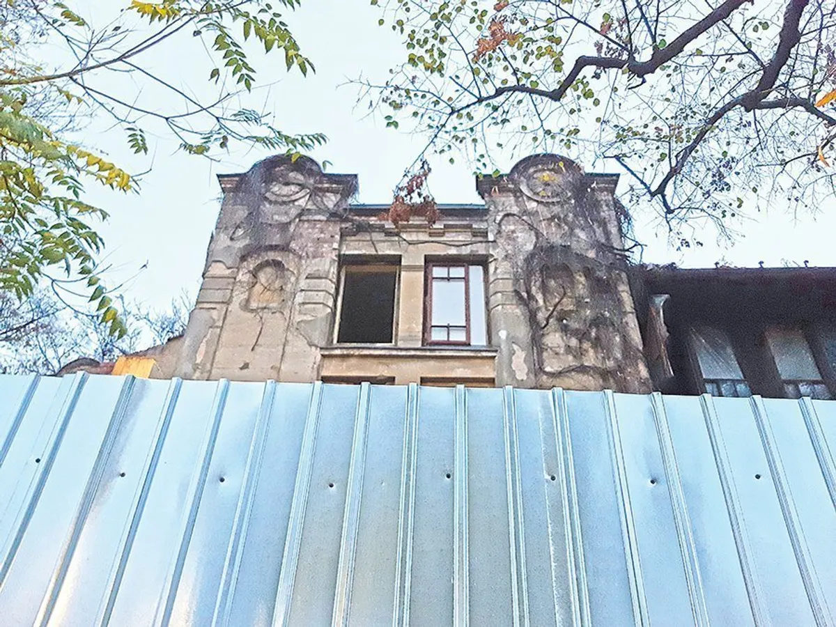 Casa Hașdeu, construită de Pompiliu Eliade după o schiță a lui B.P.Hașdeu în 1907, a căzut în paragină după 1990