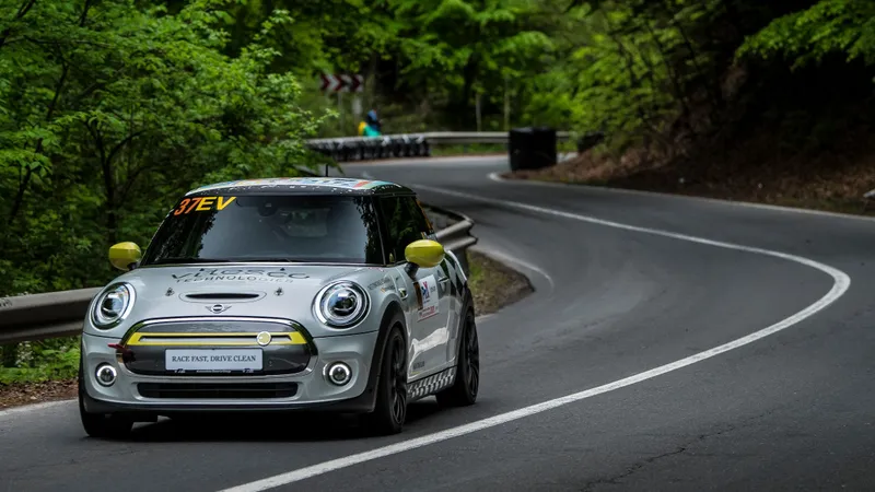 „MIMI”, primul Mini electric de curse din lume dezvoltat în exclusivite în România. / Foto: BMW