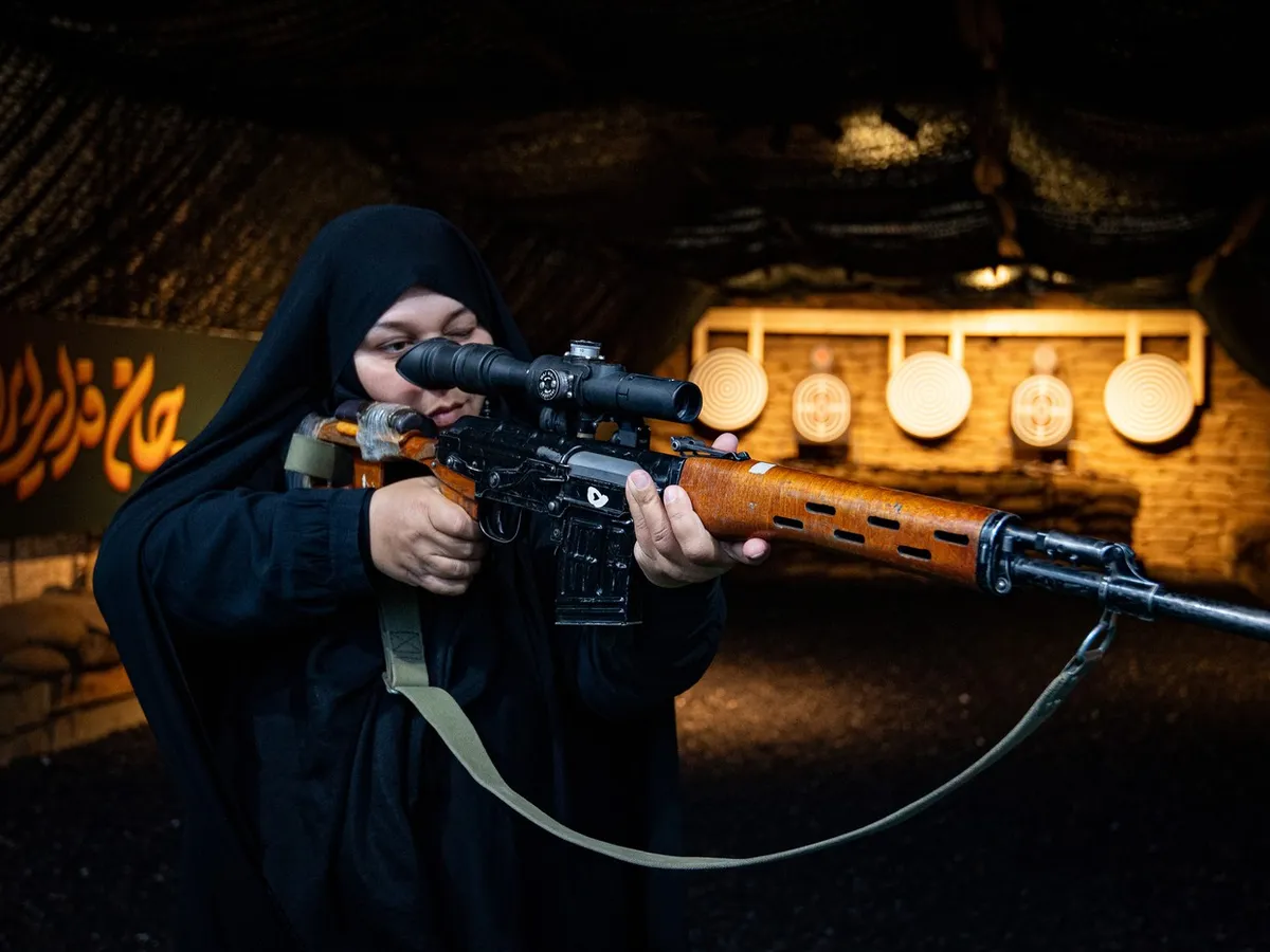 Femei iraniene participă la instruire în mânuirea armelor, curs organizat de IRGC - Foto: Profimedia Images