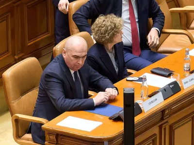 Premierul Ilie Bolojan, în plenul Legislativului, la votul pe moţiunea de cenzură de la finalul anului trecut - Foto: Profimedia Images