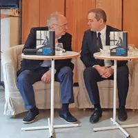 Senatorul Alexandrescu,  alături de filosoful Gabriel Liiceanu, președintele editurii Humanitas, la lansarea raportului. Banii obținuți din vânzarea cărții vor fi donați unui ONG pentru copiii orfani