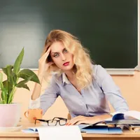 Profesor ”nepotrivit” la catedră? ”Doamna trântește geanta, țipă. Unei fetițe i s-a făcut rău” Foto: Freepik.com - rol ilustrativ