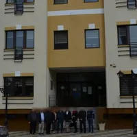 Un tânăr care dormea în mașină în fața primăriei, a fost trezit de polițiști Foto: portalsm.ro