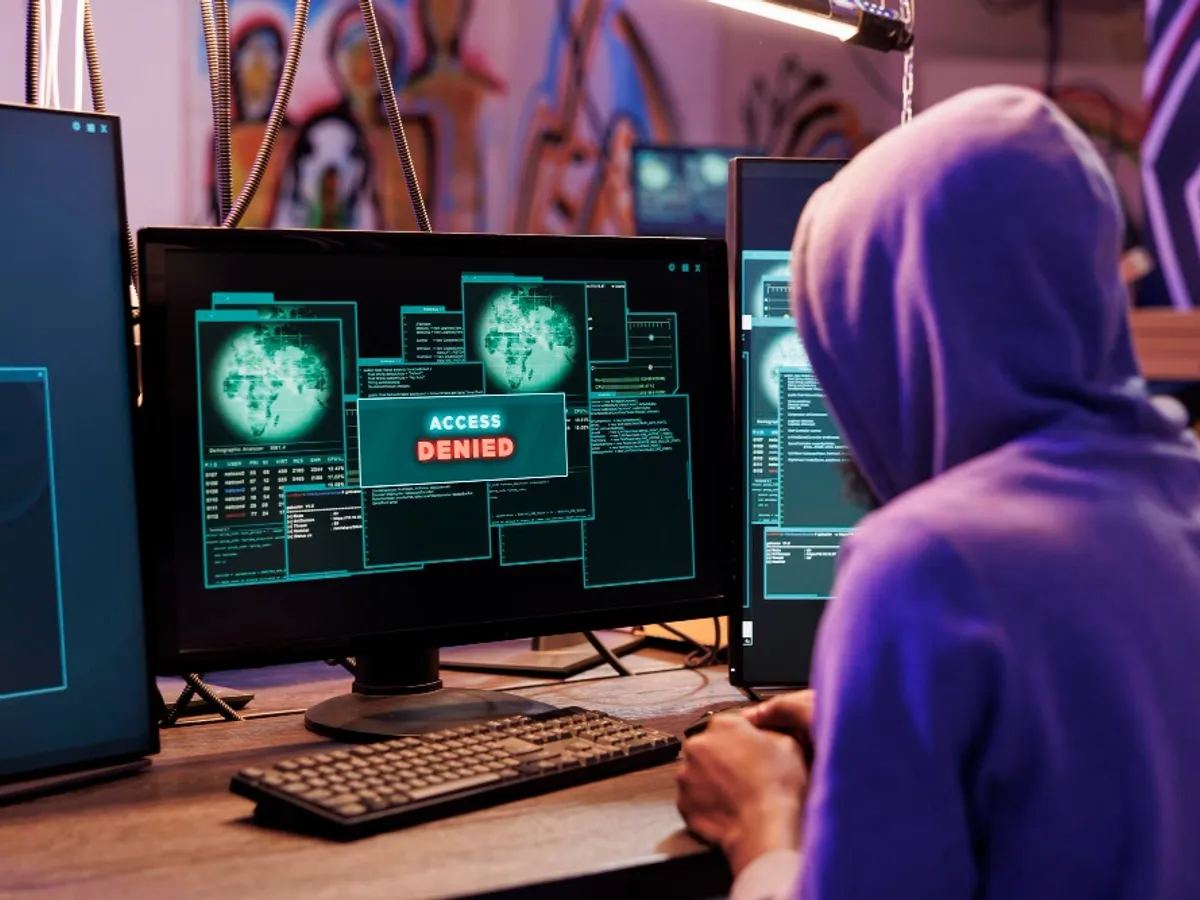 Hacker în fața unui calculator - Foto: Freepik (rol ilustrativ)