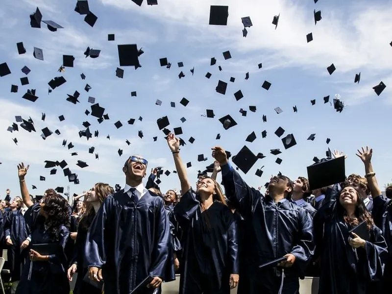 Doar un șef de promoție din colegiile unui oraș din România vrea să studieze în străinătate - Foto: Ziarul de Iași