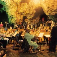 Un spectator de la concertul Peştera de la Româneşti a căzut într-o râpă. A fost deschis dosar penal Foto: captură video Protv