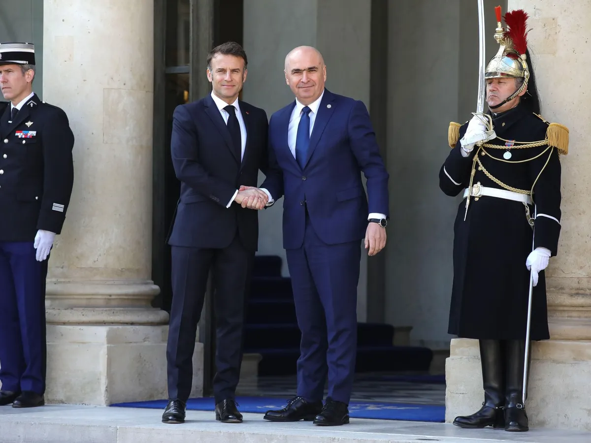 Macron și Ilie Bolojan - Foto: Profimedia Images