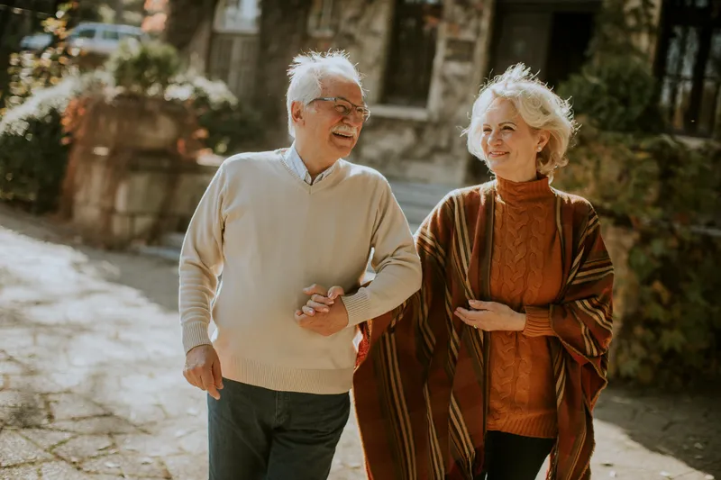 Pensionari la pensie, în parc - Foto: Freepik