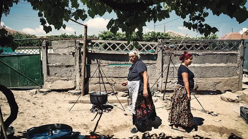 Românce de etnie romă gătind în Palazu Mare