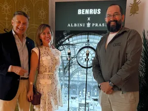 Ambasadorul Elveției la București, Massimo Baggi, soția sa Marcela și Ion Schiau, fondatorul Albini Prassa la lansarea Benrus în România Foto: Albini Prassa
