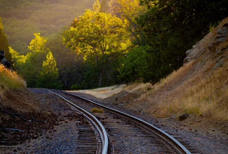 Cale ferată curbată &icirc;n Ashland, Oregon, Statele Unite - Foto: Pexels/Hassan Pasha
