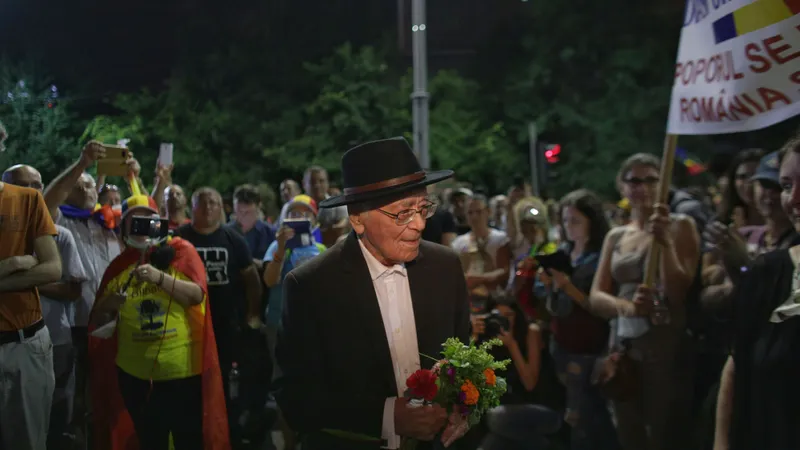 Mihai Șora a împlinit 102 ani și continuă să iasă la protestele de stradă. Foto Inquam Photos/Octav Ganea
