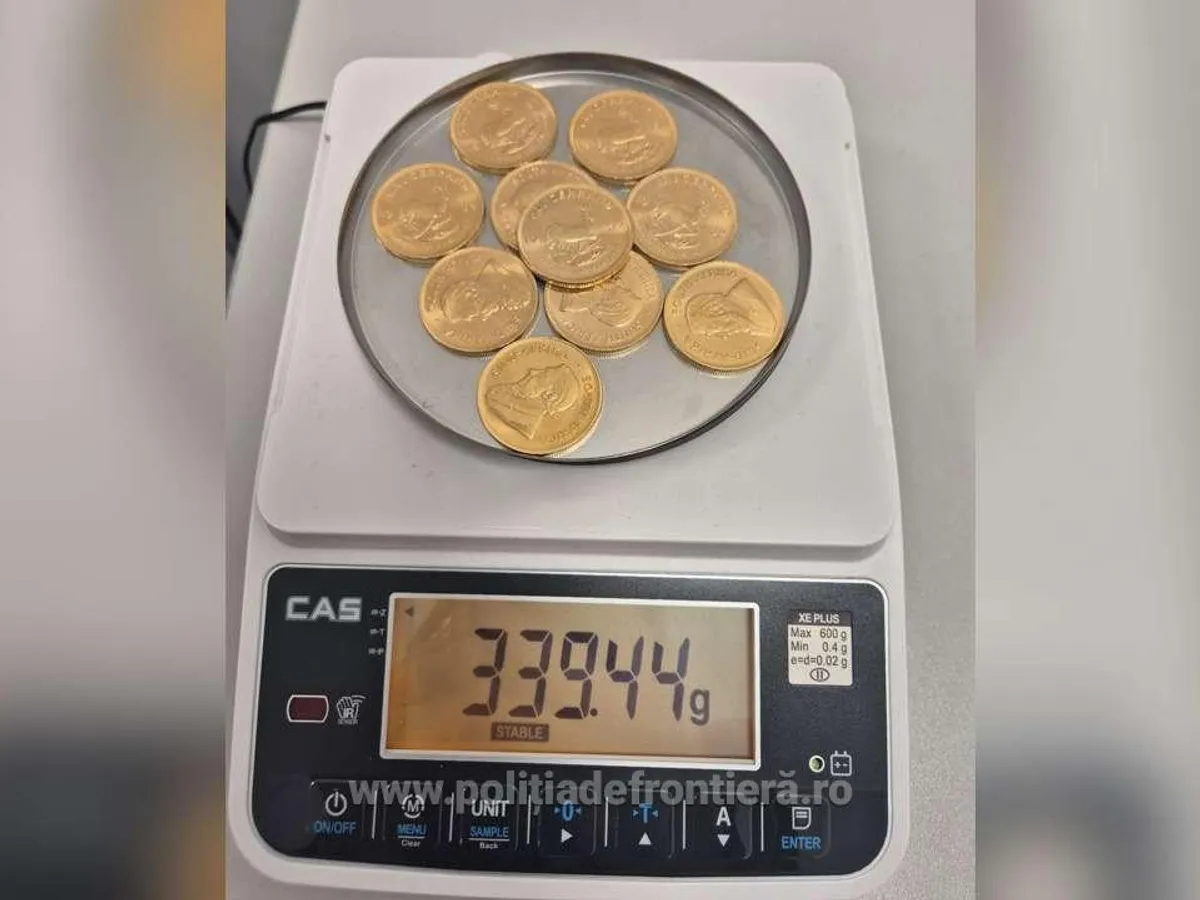 Cum era să ”zboare” o comoară din țară. 10 monede din aur, în bagajul unei românce. Unde pleca? - Foto: Poliția de Frontieră