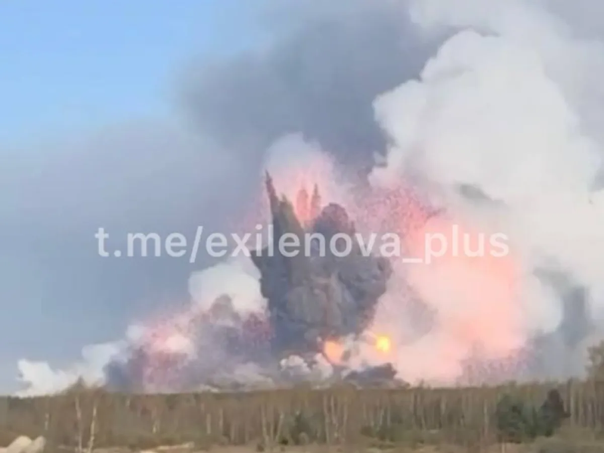 Explozii colosale la unul dintre cele mai mari depozite de arme din Rusia. Evacuări în masă - Foto: X/ @LXSummer1