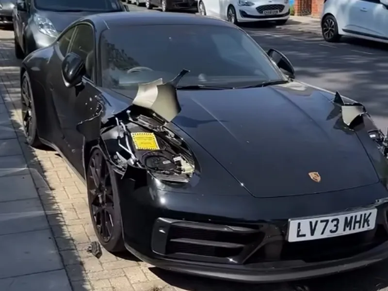 Imagini virale! Cum i-au furat hoții farurile unui Porsche 911? Tabla, tăiată ca la conserve - Foto: captură video