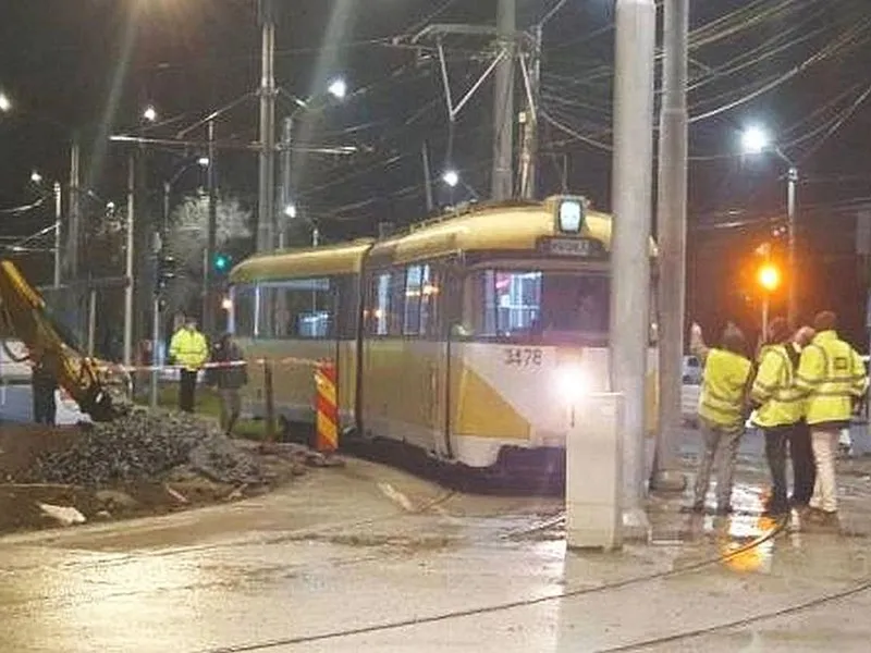 Intersecţia lui Dorel, cu tramvaiul ce nu poate trece - Foto: renasterea.ro