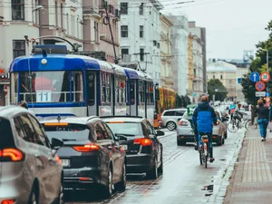 3 întrebări pentru carnet, la care și șoferii „brătrâni” greșesc. Depășirea tramvaiului e complicată - Foto: pexels.com/Vlad Fonsark - Imagine cu rol ilustrativ