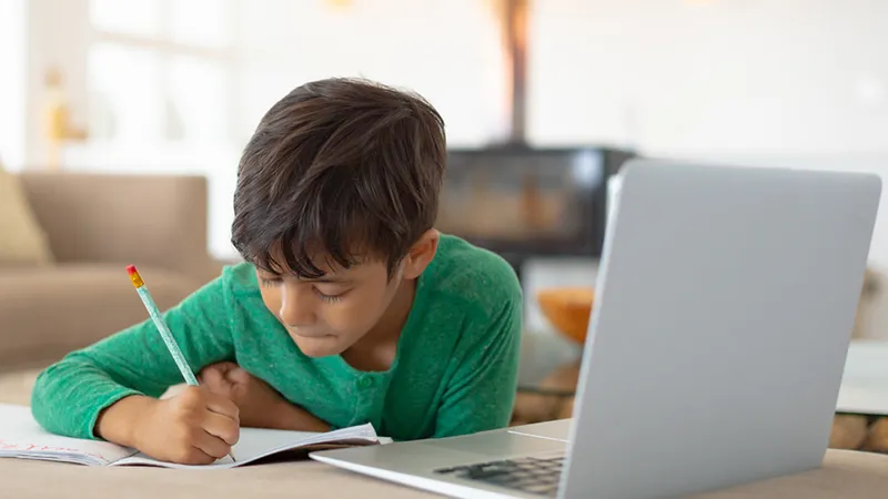200 de orașe din România cu rata de infectare de peste 6/mie, unde elevii ar putea merge la școală / 9jcakids.com